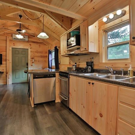 Thomas Cabin Forest Tiny Cabin With Hot Tub Чатануга Екстериор снимка