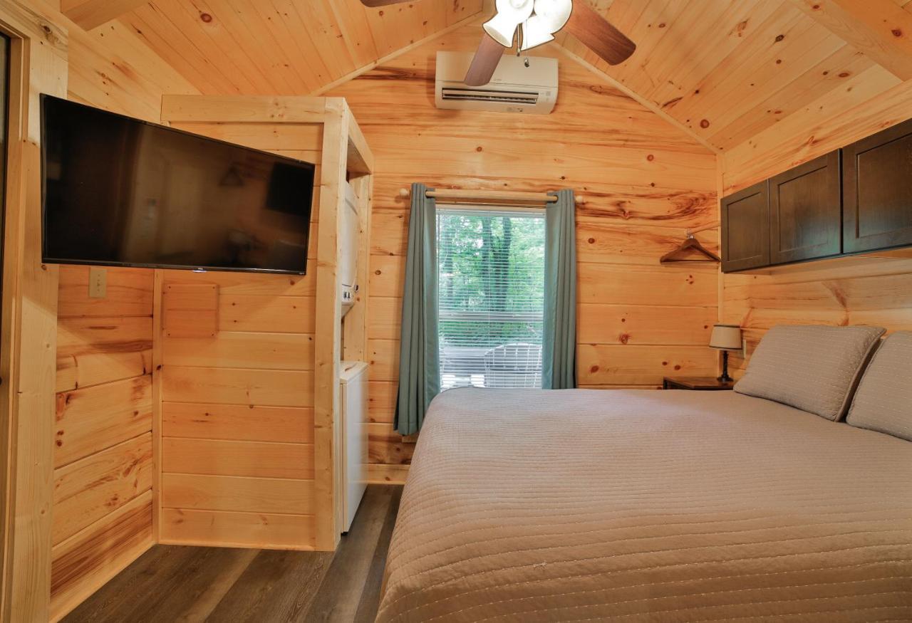 Thomas Cabin Forest Tiny Cabin With Hot Tub Чатануга Екстериор снимка