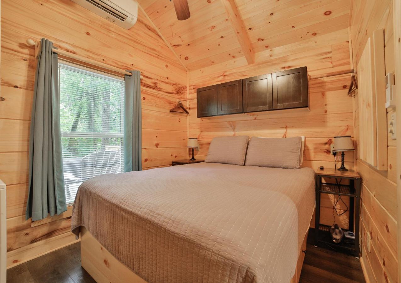 Thomas Cabin Forest Tiny Cabin With Hot Tub Чатануга Екстериор снимка