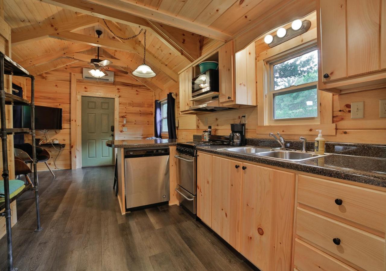 Thomas Cabin Forest Tiny Cabin With Hot Tub Чатануга Екстериор снимка