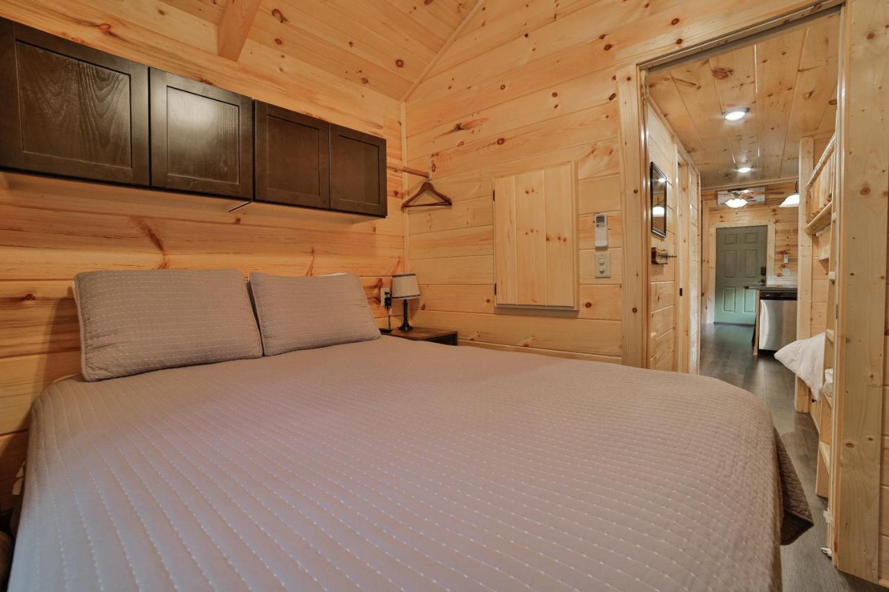 Thomas Cabin Forest Tiny Cabin With Hot Tub Чатануга Екстериор снимка